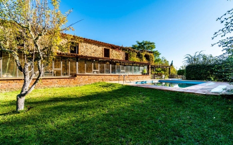 Amplias zonas de césped